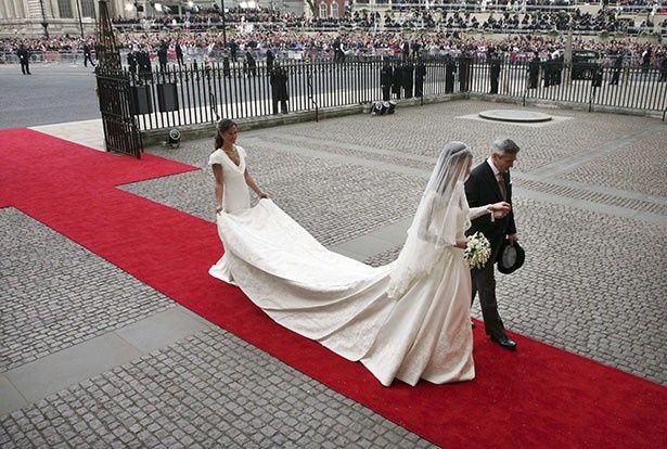 【写真を見る】真っ白なドレスでキャサリン妃の結婚式に登場したピッパ