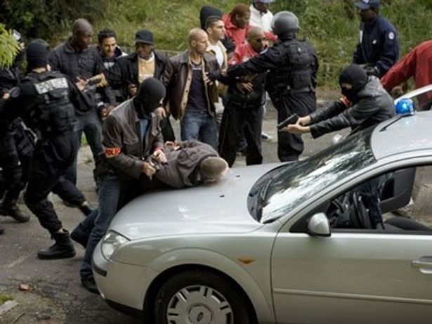 フランス警察の全面協力により、よりリアルな捜査の様子が描かれる