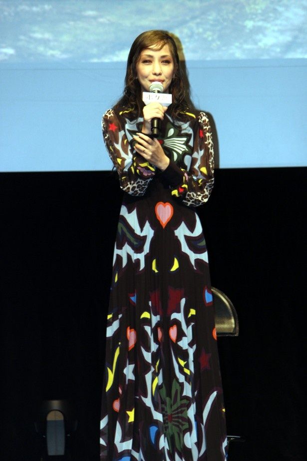 【写真を見る】中島美嘉、個性派ドレスの全身ショット
