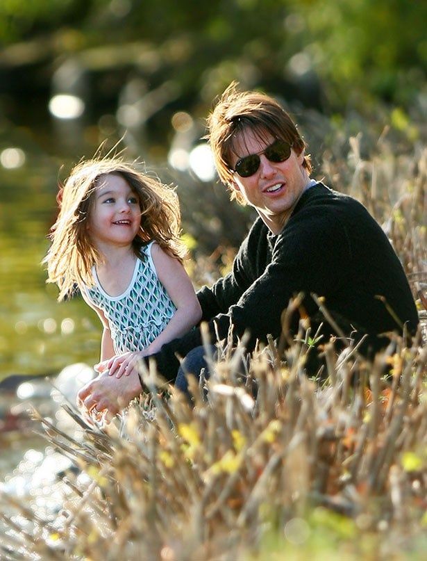 【写真を見る】2009年、川で遊ぶ姿が微笑ましいトムと娘スリ