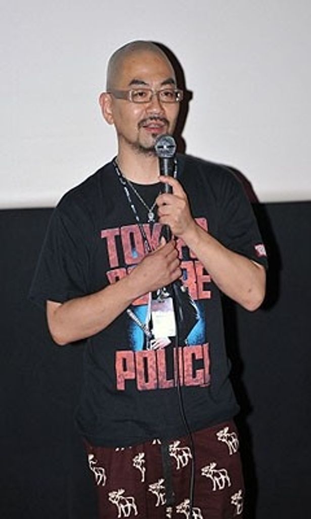 舞台挨拶に登場した西村監督。『東京残酷警察』のTシャツ姿でしっかり前作もアピール