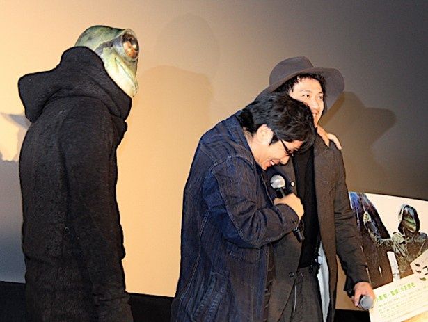 【写真を見る】小栗旬の突然の登場に大友啓史監督がびっくり！小栗の肩を抱いて喜んだ