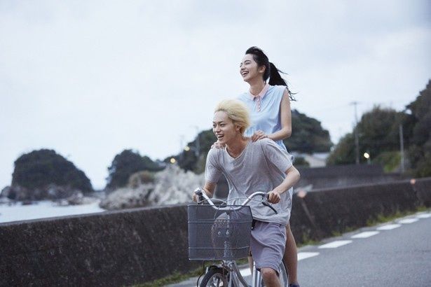 自転車で海沿いを突っ走るシーンは、まさに青春！