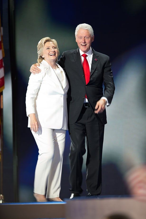 【写真を見る】「ホワイトスーツ効果」を生んだヒラリー・クリントン