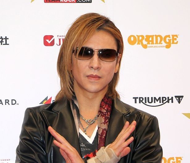 イベントでピアノ演奏をするYOSHIKIは世界的にも活躍する「X JAPAN」のドラマー/ピアニスト