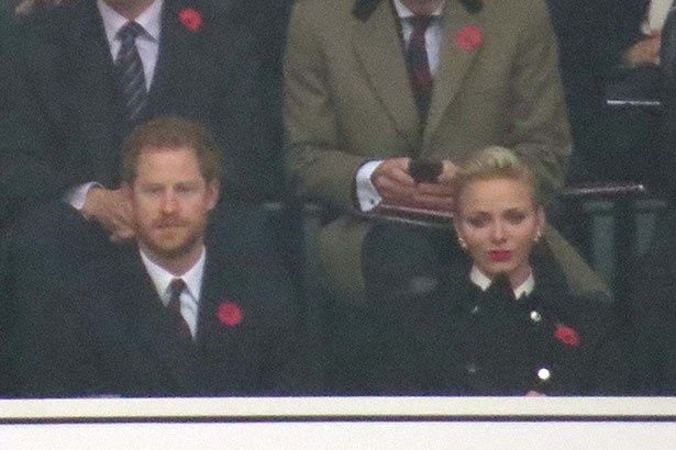【写真を見る】ラグビーを観戦するヘンリー王子とシャルレーヌ公妃