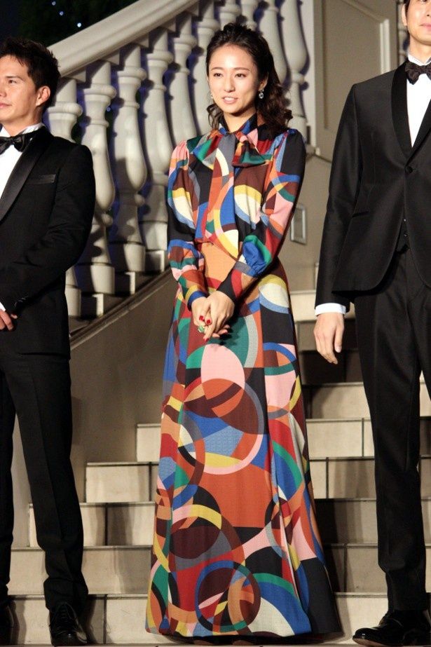 【写真を見る】木村文乃はサイケデリックな柄のドレスで登壇！