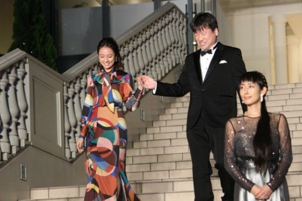 佐藤二朗にエスコートされる木村文乃