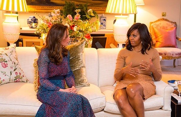 【写真を見る】美容トークも!?ケンジントン宮殿で話すキャサリン妃とミシェル・オバマ大統領夫人