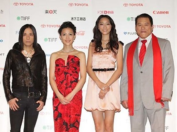 左から辻仁成、映画祭大使・木村佳乃、グリーンアンバサダーの杏、アントニオ猪木