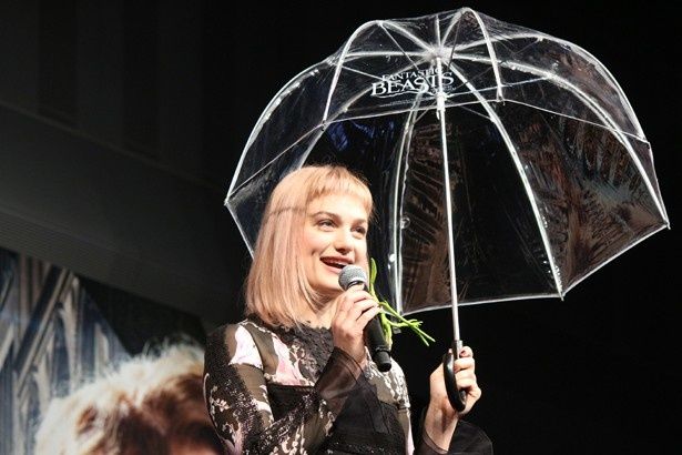 アリソンからのプレゼントは雨に濡れると色が変わる魔法の傘