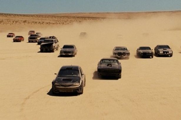 砂漠を突き進むマッスルカーの集団
