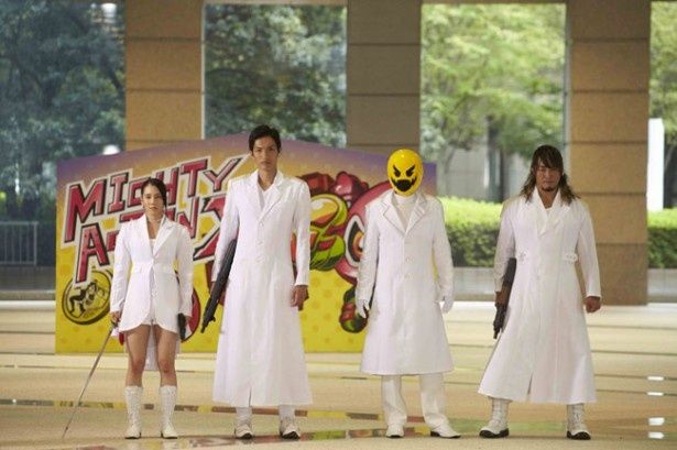 敵役とはいえ念願の「仮面ライダー」シリーズへの出演を果たしたプロレスラーの棚橋弘至(写真右端)