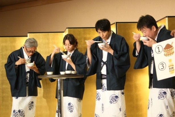 4人が温泉たまごかけごはんを試食