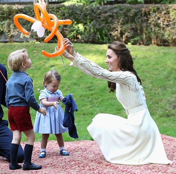 【写真を見る】ジョージ王子、シャーロット王女と一緒に遊ぶキャサリン妃