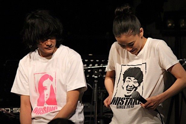 監督がプリントされたTシャツを披露