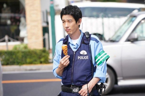 警官・沢井役に加瀬亮