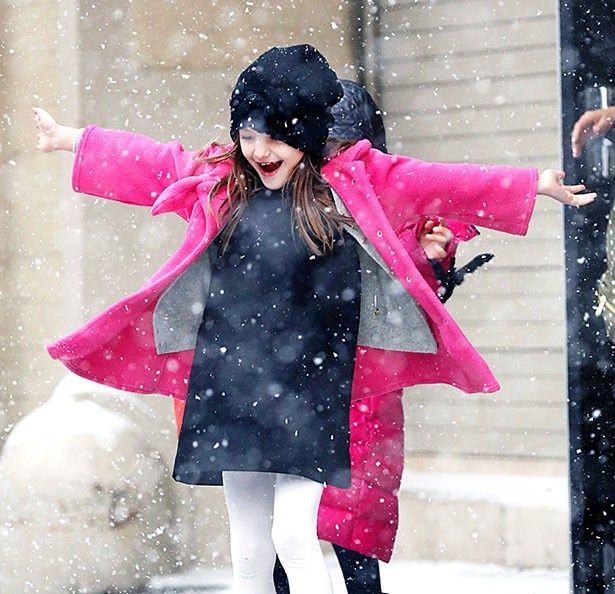 【写真を見る】超キュート！オシャレなファッションを着こみ、雪と戯れるスリ・クルーズ