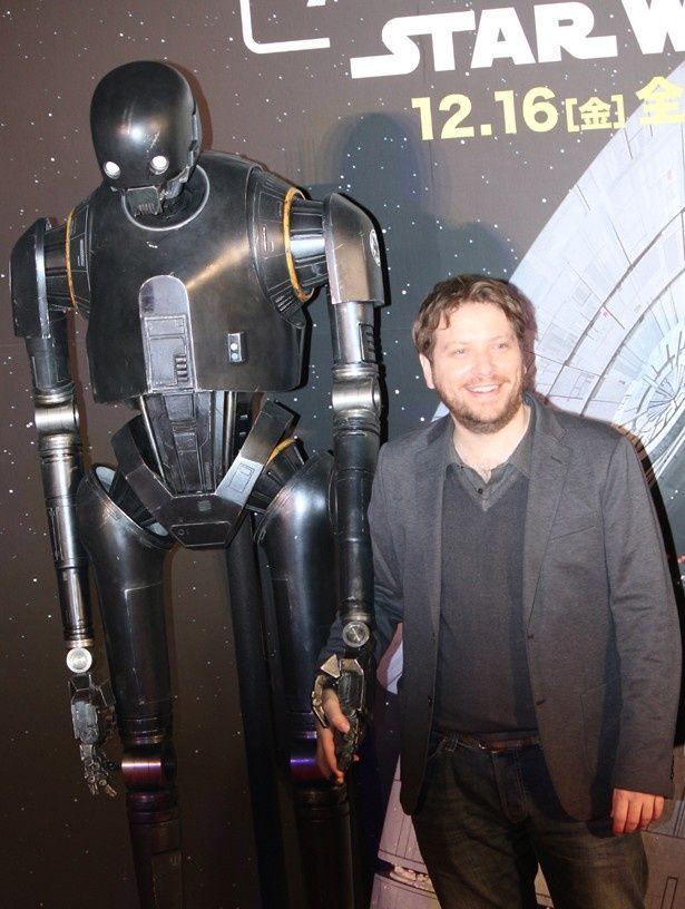 手を取り合うドロイドのK-2SOとエドワーズ監督