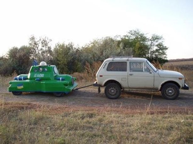 車に引かれて運ばれてゆくさまは、どこかかわいらしい