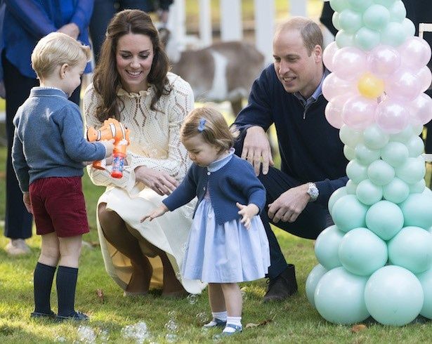 【写真を見る】弟誕生でジョージ王子とシャーロット王女も大はしゃぎ!?