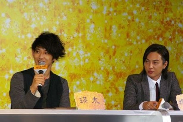 芸のない人気だけのお笑い芸人コンビを演じた塚本と瑛太は初共演