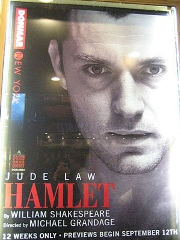 舞台「ハムレット」ポスターは、NYの街のあちこちにも