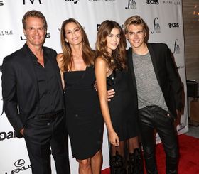 シンディ クロフォード夫妻と子供達が ブランドの広告塔に 最新の映画ニュースならmovie Walker Press