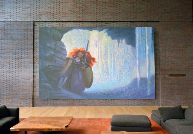 【写真を見る】レンガ造りの壁と『メリダとおそろしの森』のイラストがシック