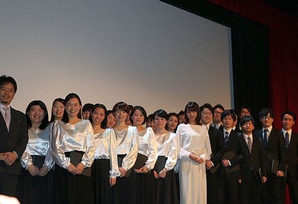 【写真を見る】後輩である国立音楽大学室内合唱団カンマ―コールのメンバーと撮影する加藤綾子
