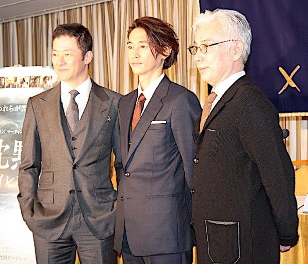 【写真を見る】窪塚洋介、浅野忠信、イッセー尾形がクールなスーツ姿で外国人記者の前に登場！