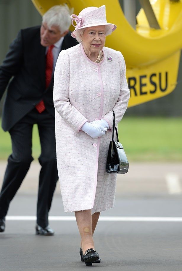 エリザベス女王はハンドバッグを持っていることが多い