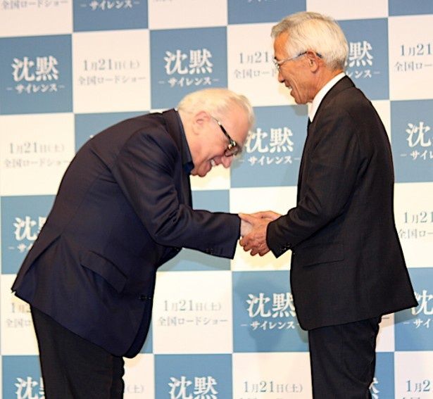 【写真を見る】スコセッシ監督、日本人キリシタンの男性とがっちり握手！