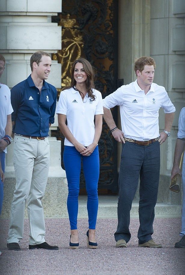 【写真を見る】懐かしい!?2012年のウィリアム王子、ヘンリー王子、キャサリン妃