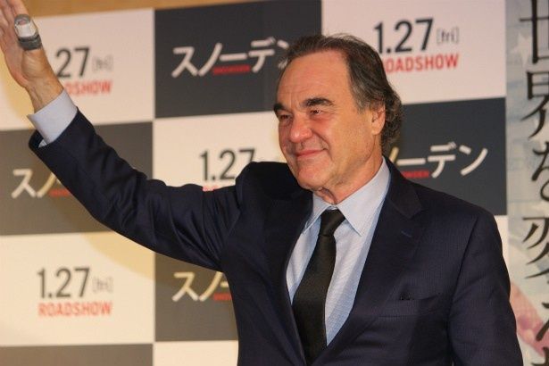 笑顔で手を振るオリバー・ストーン監督