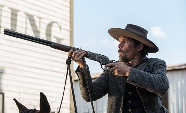 南北戦争で活躍した伝説の狙撃手グッドナイトを演じるのはイーサン・ホーク