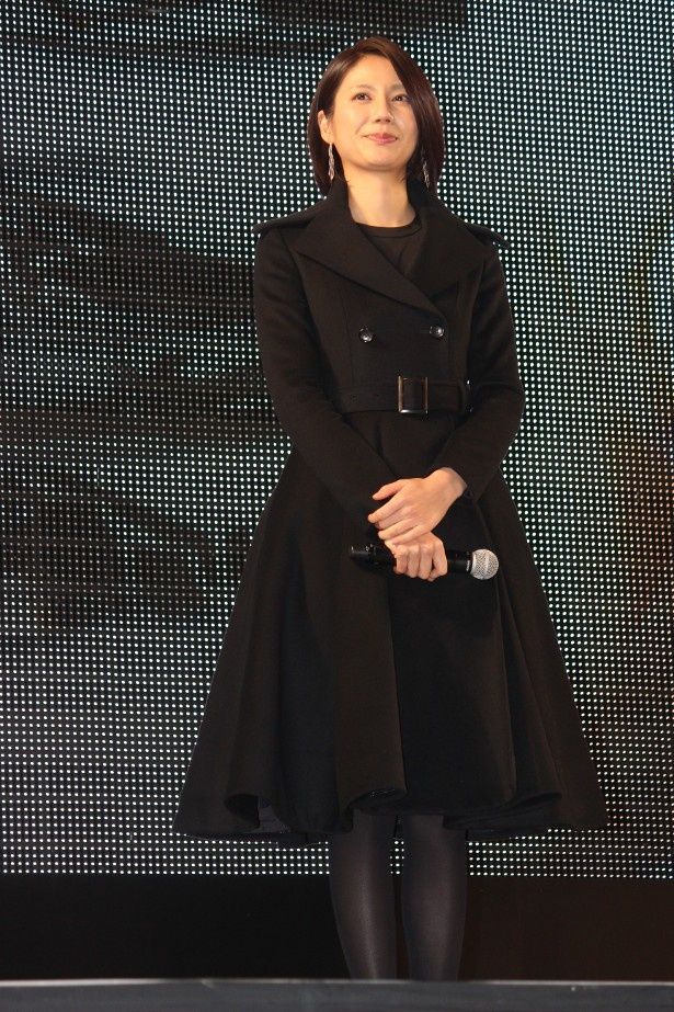 【写真を見る】松下奈緒は黒のシックなコートドレスで登壇