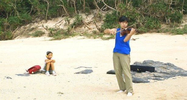 【写真を見る】素敵！海辺でヴァイオリンを弾く安藤サクラ