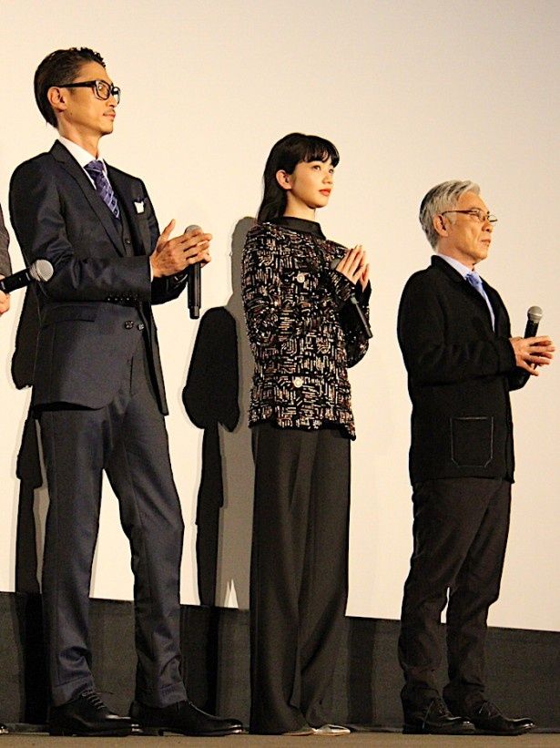 【写真を見る】小松菜奈、キラキラトップスに黒パンツを合わせたシックなスタイルで登場！