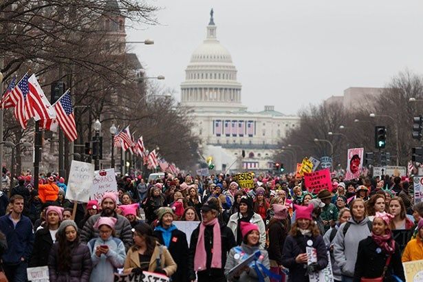 【写真を見る】就任式後も続く大規模デモ「女性のワシントン行進」