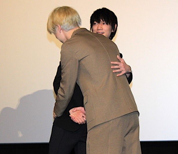 【写真を見る】綾野剛と坂口健太郎が固く抱擁！