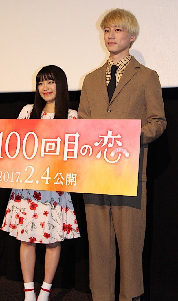 【写真を見る】miwa、愛らしい花柄ワンピで春を先取り！坂口健太郎とイベントに登場した