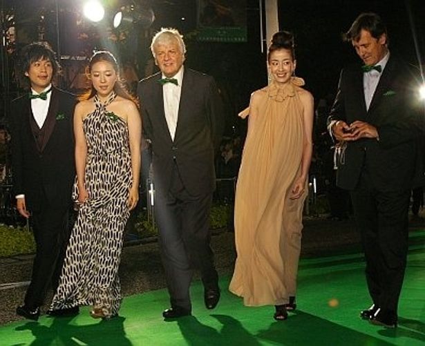 オープニング作品の『オーシャンズ』チーム。宮沢りえ(右から2番目)はべージュのシフォンのドレスで