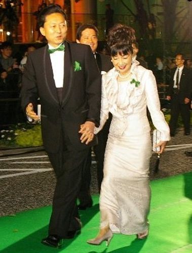 鳩山総理が緑の蝶ネクタイで東京国際映画祭に登場！