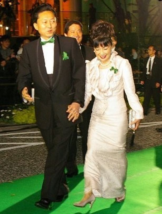 鳩山総理と幸夫人がごきげんにグリーンカーペットを歩いた