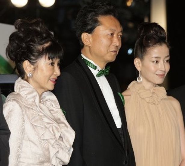 鳩山首相を囲んで幸夫人と宮沢りえ。宮沢のシフォンドレスが美しい！