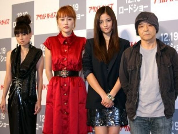 左から：佐伯日菜子、菊地凛子、黒木メイサ、押井守監督。『アサルトガールズ』の4人