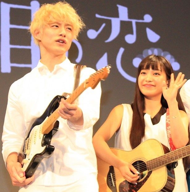 【写真を見る】坂口健太郎、ギターを持って大はしゃぎ！