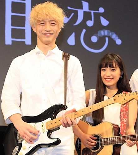 坂口健太郎、ギターを持って大はしゃぎ！miwaの楽曲で「泣いちゃいました」と告白