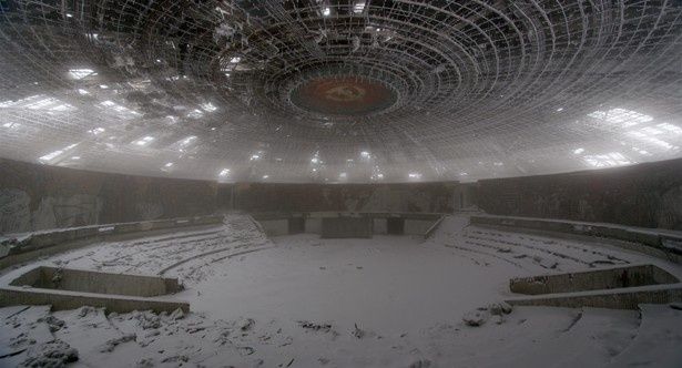 旧ソ連体制崩壊の歴史を感じさせるブルガリア共産党ホールの廃墟